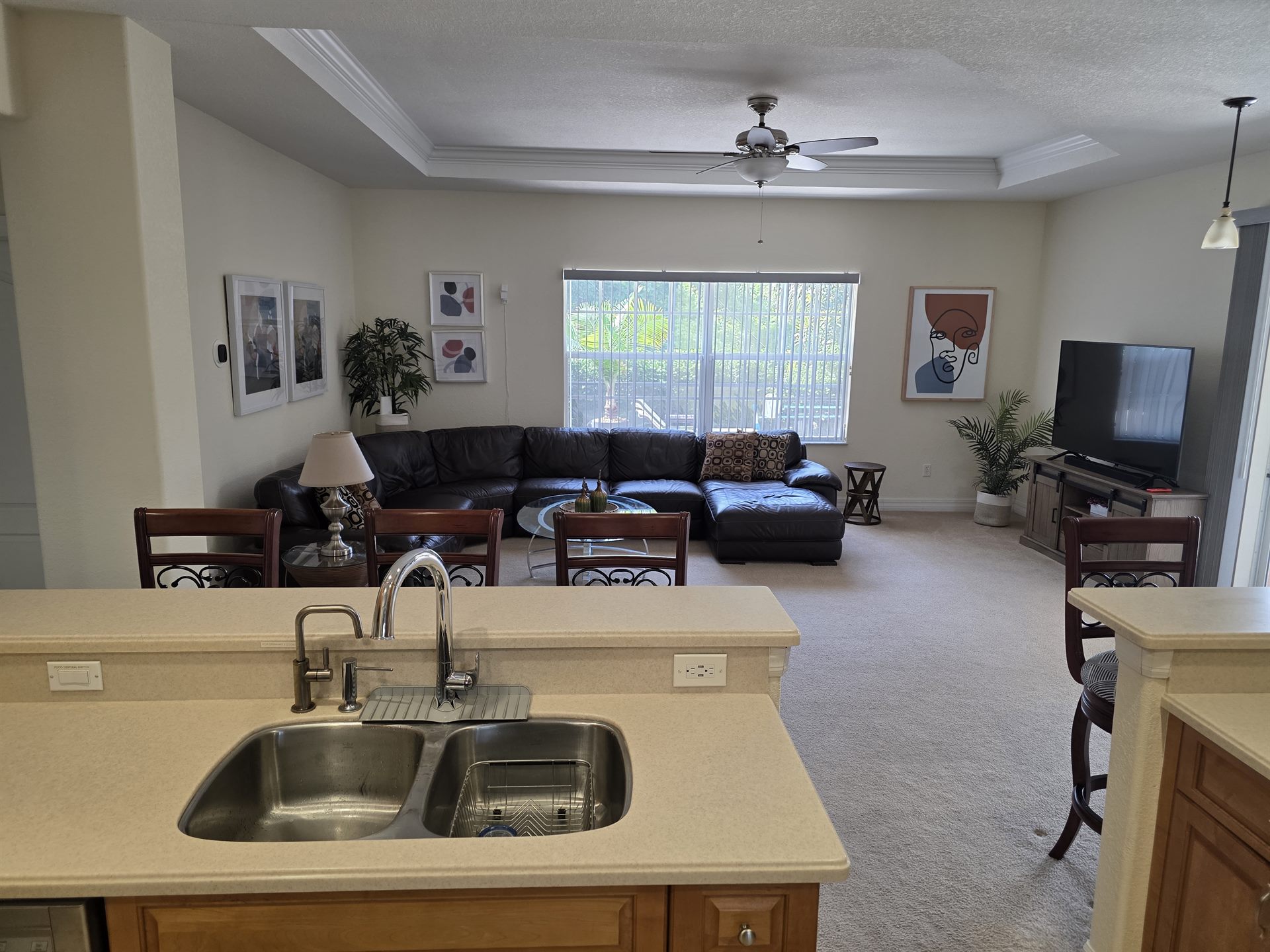 Kitchen breakfast bar